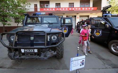 资料图:中国警方引进的虎式装甲越野车