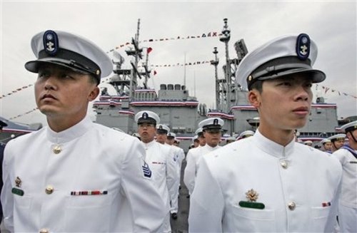 资料图:台湾海军士兵在军舰前列队