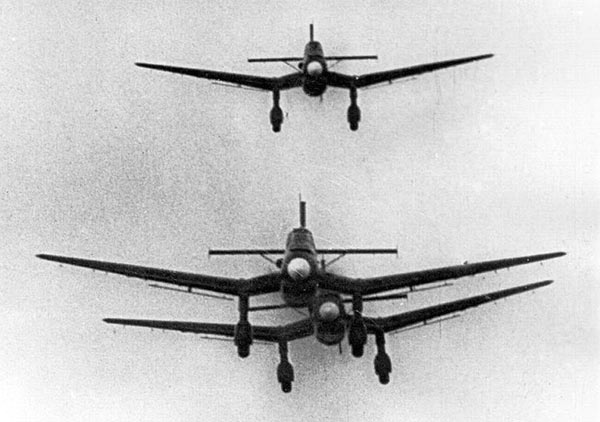 几乎成为纳粹空军轰炸标志的ju.87斯图卡俯冲
