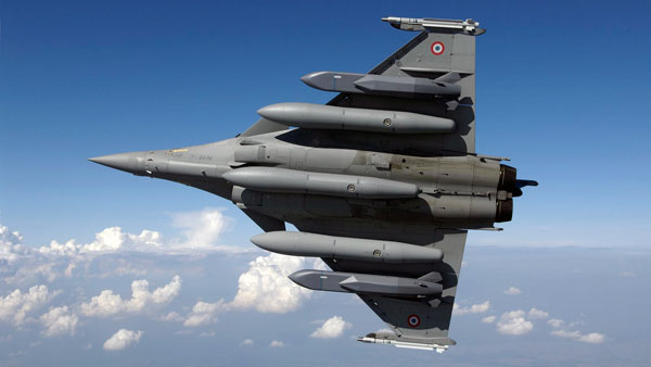 装备新型导弹探测系统的阵风战斗机