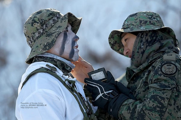 赤膊上阵 韩国陆军特种部队冬训很特别