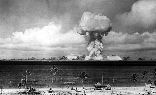 照片记录人类历史上首次水下核试验