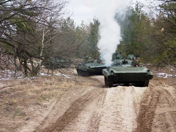 老车老枪 乌克兰军演苏制武器仍是主力
