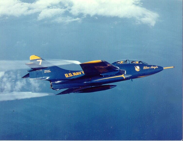蓝天使F9F-8表演纪念照