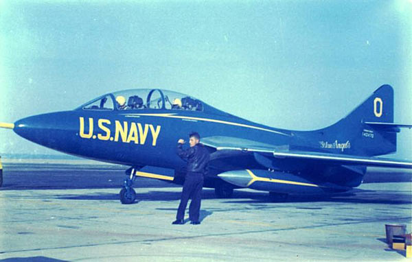 蓝天使F9F-8表演纪念照