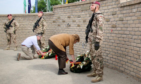 德国女总理突访阿富汗 美女保镖护驾_空中网军事频道