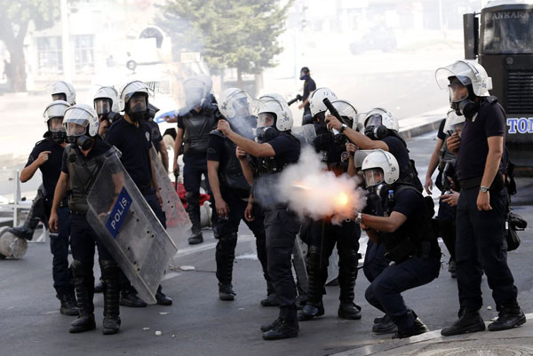 骚乱升级 土耳其警察荷枪实弹