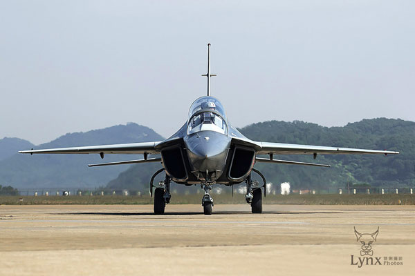 L-15猎鹰教练机定型版首飞