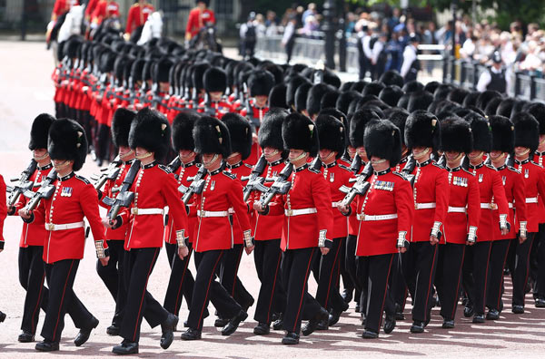 英国皇室卫队盛装出行庆祝女王生日