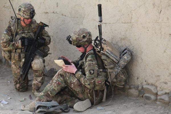 美军精锐101空降师在阿富汗巡逻