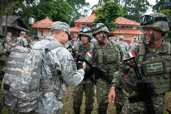 美国大兵和印尼搞丛林战训练_空中网军事频道