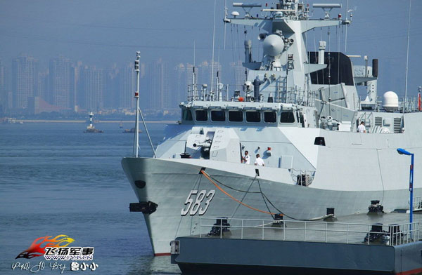 三艘056轻型护卫舰并排停靠