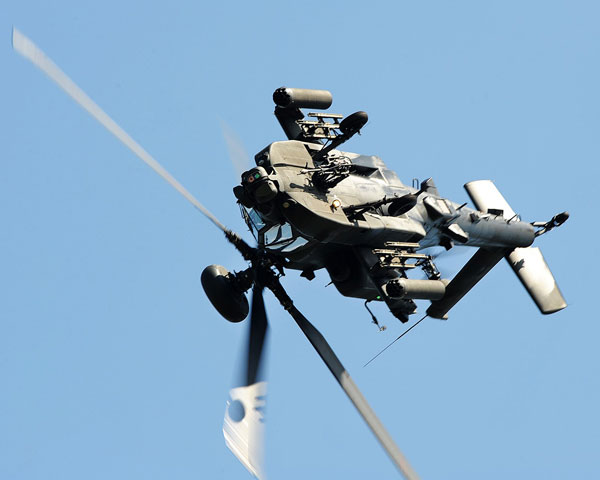 英国陆军阿帕奇武装直升机特技飞行表演