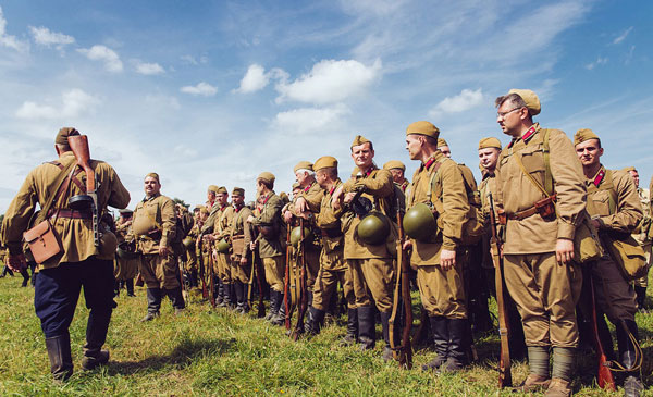 俄罗斯军迷重演东线血腥战场