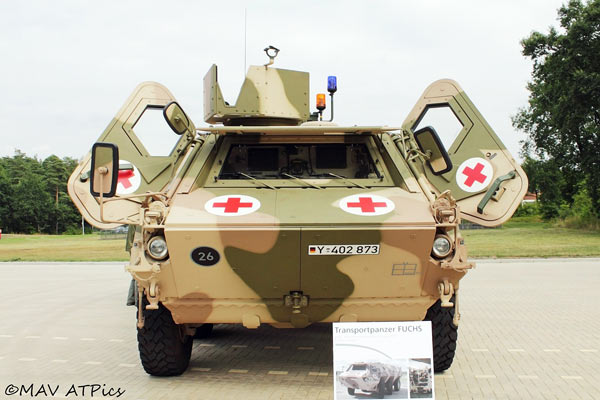 8月23日,德国luttermersen基地公开展示"狐"式1a8轮式装甲救护车.