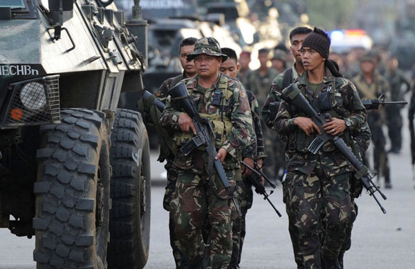 越战老枪上阵 菲国军警装备真奇葩