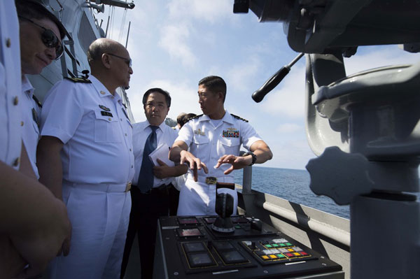 中国海军司令吴胜利登上美军濒海战斗舰参观