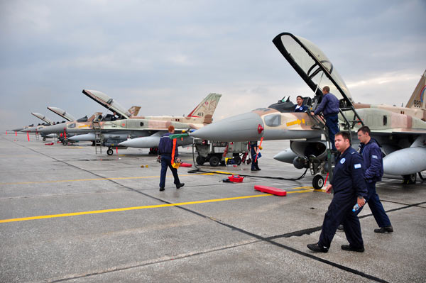 以色列升级版F-16I战机秀对地攻击力