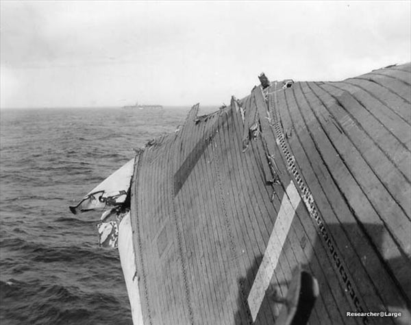 美国航母惨遭台风的蹂躏