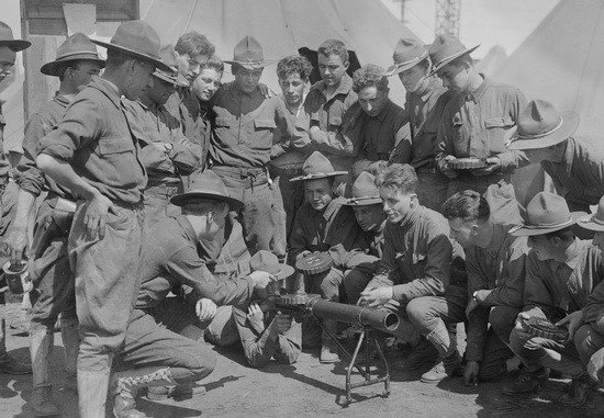 转盘机枪--刘易斯式轻机枪