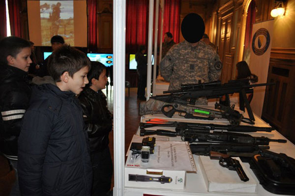 装备精良的波黑特警训练组图