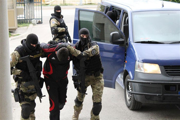 装备精良的波黑特警训练组图