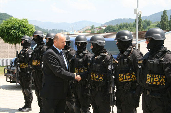 装备精良的波黑特警训练组图