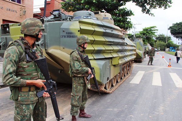 装甲车开道 巴西出动军队重拳打击贩毒