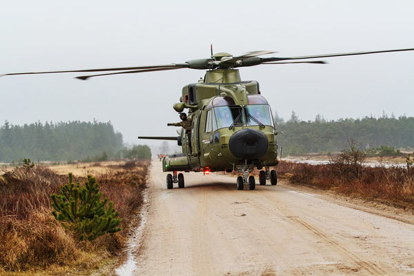 丹麦空军AW-101运输直升机进行训练