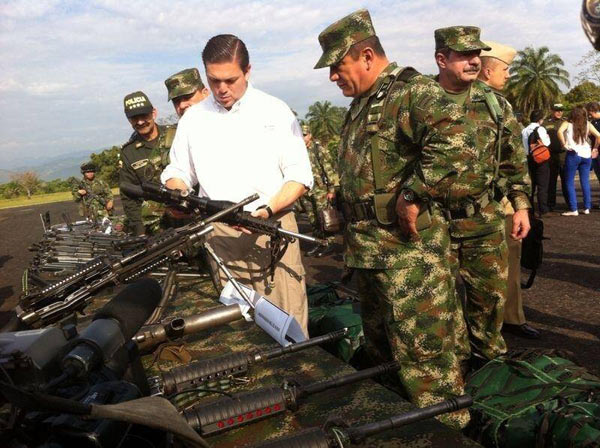 哥伦比亚政府军展示禁毒成果