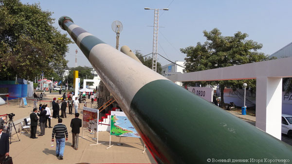 印度军工高调展示国产敞篷式自行火炮