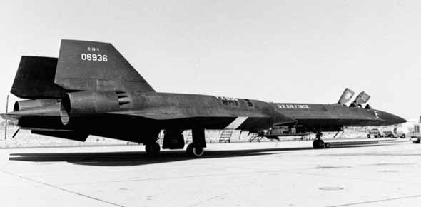 美国SR-71“黑鸟”高空侦察机:总是被追赶