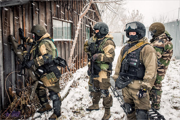 俄罗斯特种部队进行冬季反恐演习_空中网军事频道