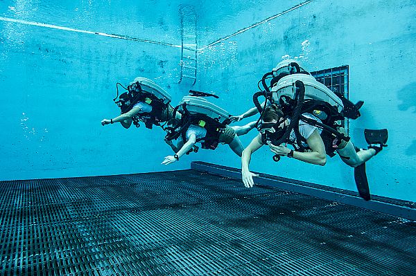 美国海军潜水和打捞训练中心培训专业潜水员