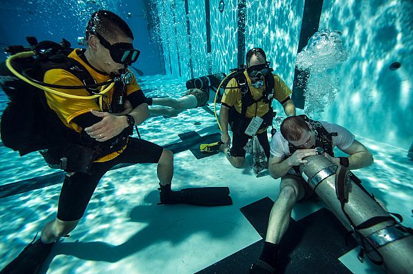 美国海军潜水和打捞训练中心培训专业潜水员
