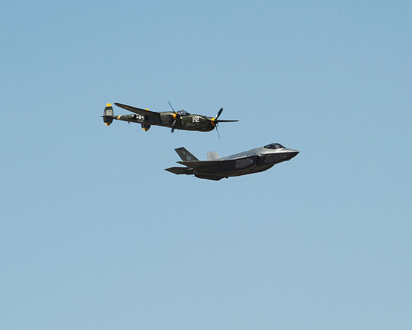 一代更比一代强 新老两代闪电战机比翼齐飞