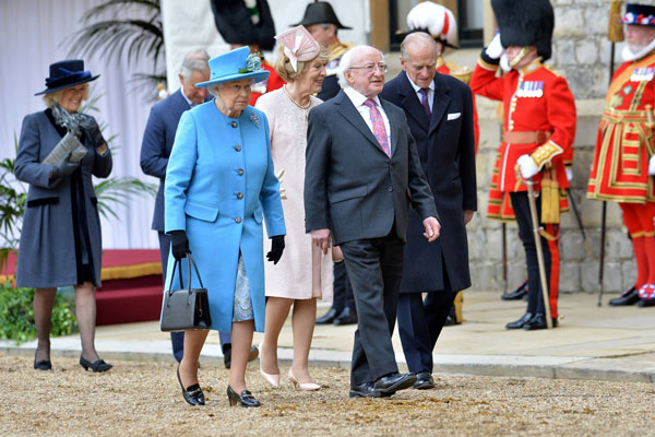 英国女王欢迎爱尔兰总统来访 仪仗队华丽气派