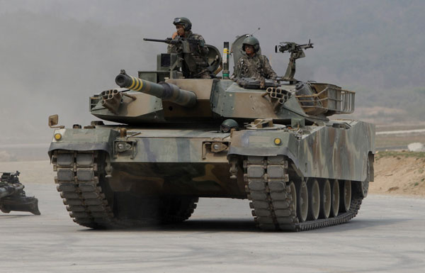 韩军K1坦克炮口朝后狂奔前进