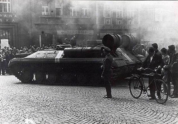 1968年苏联镇压“布拉格之春”_空中网军事频道