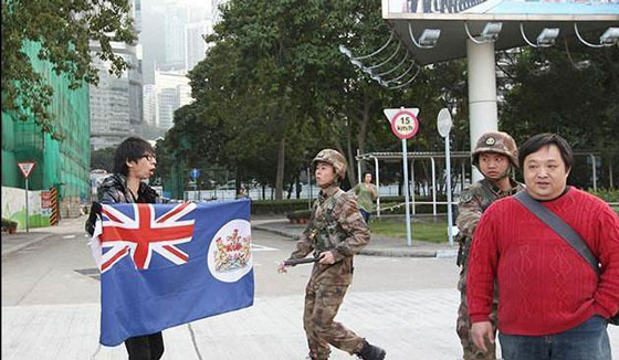 香港“闯军营案”延期 被告称不应用解放军证词_空中网军事频道