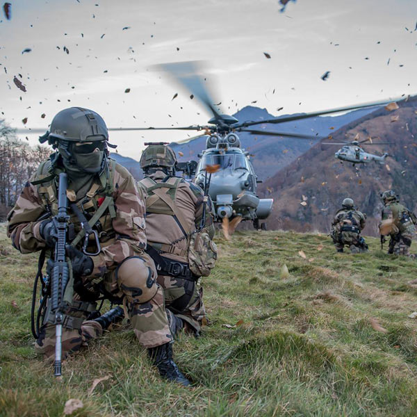法国第四团特种部队乘直升机进行作战训练