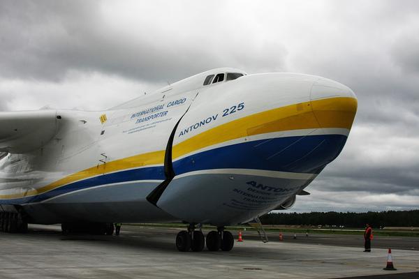 世界最大运输机安-225降落拉脱维亚里加机场