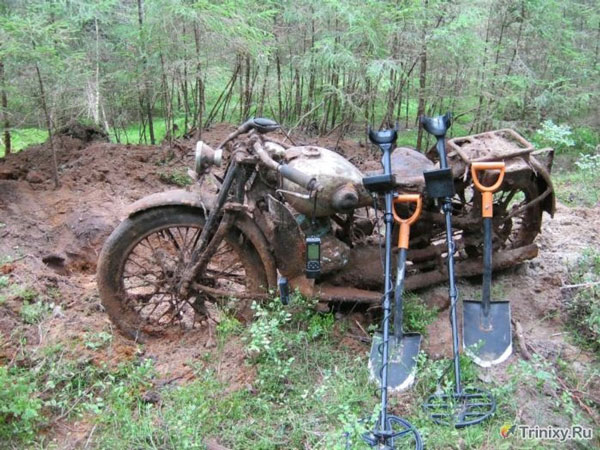 俄罗斯树林中发现德国二战时期摩托车