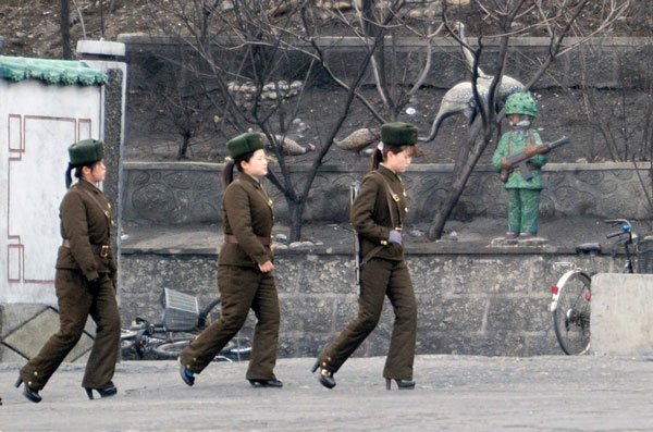 朝鲜女兵穿高跟鞋身背步枪巡视中朝边境