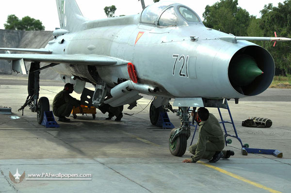 巴铁空军地勤精心维护歼7战机_空中网军事频道