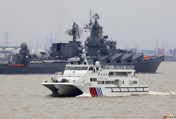 我海事双体船从俄舰旁潇洒路过_空中网军事频道
