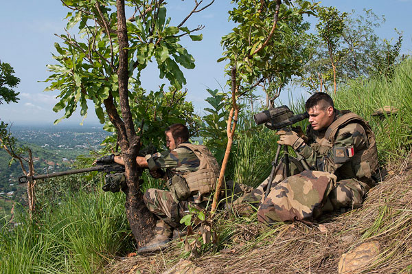 法国陆军士兵在中非执行侦察任务