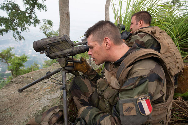 法国陆军士兵在中非执行侦察任务