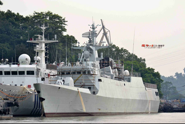 反潜版056新护卫舰试航归来 与海监船并排停靠