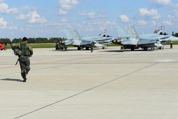 加拿大皇家空军大黄蜂执行巡逻任务
